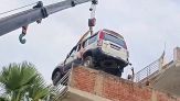 La pazza scelta: parcheggia l'auto sul tetto per paura dei ladri