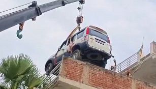 La pazza scelta: parcheggia l'auto sul tetto per paura dei ladri