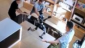Cliente spinge robot umanoide: scatta la rissa!