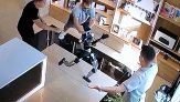 Cliente spinge robot umanoide: scatta la rissa!