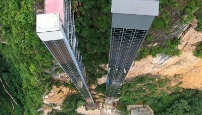 Addio scarpinata: l'ascensore sulla parete di roccia porta i bambini a scuola in tempi record
