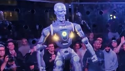 Il primo combattimento uomo-robot: influencer fa a pugni con "Terminator"