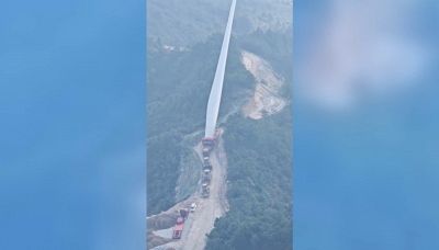 L'eccezionale trasporto della pala della turbina eolica tra le montagne