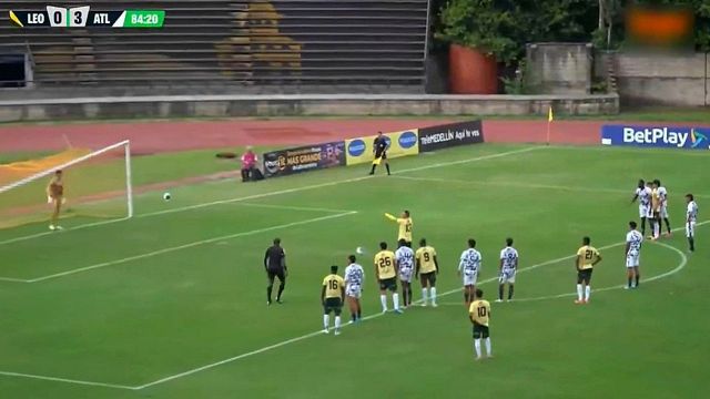 La traversa colpisce il portiere
