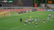 Il portiere saltella prima del rigore: la traversa gli cade in testa!