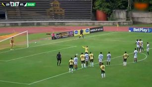 Il portiere saltella prima del rigore: la traversa gli cade in testa!
