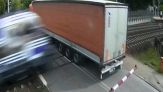 Camion si ferma sui binari: l'impatto col treno è devastante