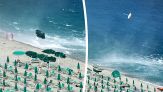 La tromba marina colpisce la spiaggia italiana e fa volare ombrelloni