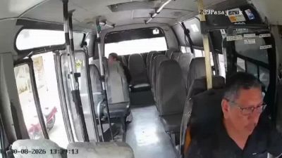 Il motociclista 'centra' l'autobus: l'incidente è da non credere
