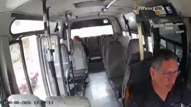 Il motociclista 'centra' l'autobus: l'incidente è da non credere