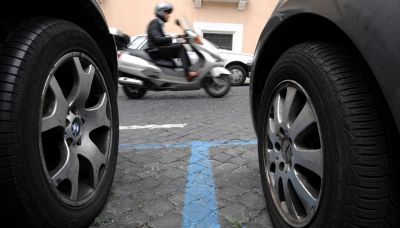 Parcheggi e strisce blu, cambiano le regole: quando scatta la multa