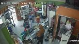 La scena è surreale: il ladro interrompe la rapina per servire una cliente