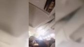Problemi all'aereo, la cabina cade a pezzi: scoppia il panico