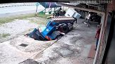 Una voragine 'ingoia' il camion con la gru