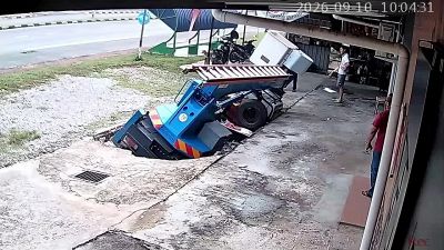 Una voragine 'ingoia' il camion con la gru