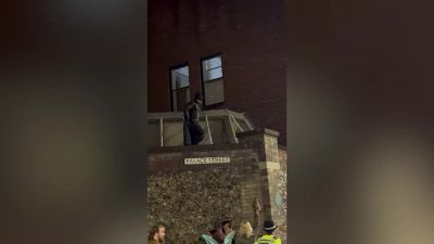 Va alla festa vestito da Batman e compie davvero un gesto da supereroe