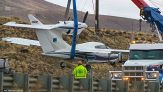 Nevada, aereo atterra in autostrada e urta un'auto: il video