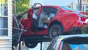 L'incidente è pazzesco: auto si schianta contro una casa e resta sospesa a mezz'aria