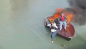 Barca in fiamme dopo un'esplosione, padre e figlia si tuffano in mare