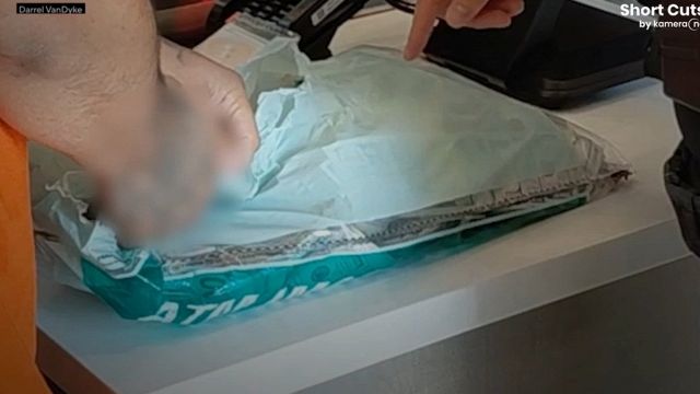 Trova 128mila dollari: li restituisce