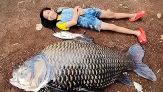 Pesca 'miracolosa': la carpa è grande più della bambina