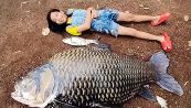 Pesca 'miracolosa': la carpa è grande più della bambina