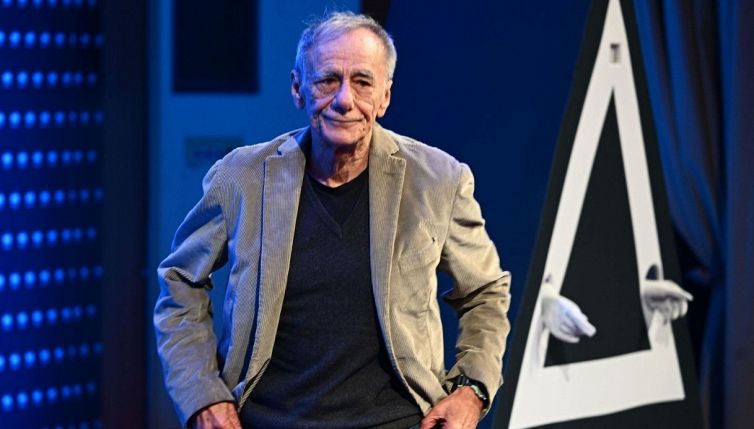 Come sta Roberto Vecchioni, l'annuncio che preoccupa i fan: "Statemi vicino”