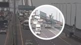 Il camion con la gru abbatte il cartello segnaletico: caos in autostrada