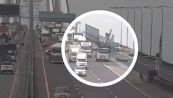 Il camion con la gru abbatte il cartello segnaletico: caos in autostrada