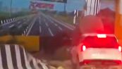 Ingannato dall'effetto ottico: l'incidente in autostrada è folle