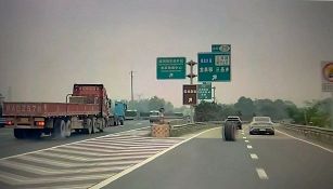 Camion perde una ruota in autostrada e percorre molti metri in solitaria
