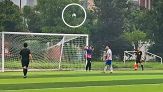 Rigore sulla traversa? Il portiere festeggia troppo presto