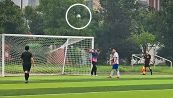 Rigore sulla traversa? Il portiere festeggia troppo presto