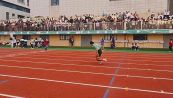 Runner pensa di aver vinto e festeggia, ma cade e perde a pochi metri dall’arrivo