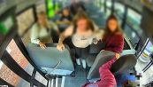 Autista dello scuolabus ha un malore, l'intervento degli studenti evita la tragedia: ecco cosa hanno fatto