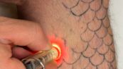 I nuovi tatuaggi sono invisibili: si vedono e spariscono sotto luci differenti