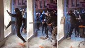 L'assalto dei vandali è inutile: la vetrina è indistruttibile