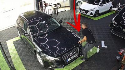 La mano del meccanico resta sotto il cofano: attimi di paura