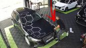 La mano del meccanico resta sotto il cofano: attimi di paura