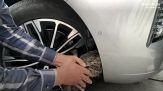 Sente un rumore da dentro l'auto: la storia a lieto fine