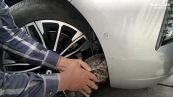 Sente un rumore da dentro l'auto: la storia a lieto fine