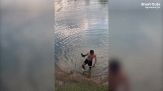 Pescatore eroico salva un cagnolino che sta annegando e lo rianima con il massaggio cardiaco
