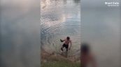 Pescatore eroico salva un cagnolino che sta annegando e lo rianima con il massaggio cardiaco