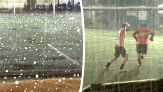 Chicchi di grandine come palline da tennis: calciatori in fuga