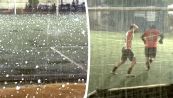 Chicchi di grandine come palline da tennis: calciatori in fuga