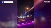 La nave da crociera s'incastra sotto il ponte, i piatti volano ovunque
