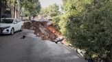 Improvvisamente s'apre la voragine: il terreno inghiotte 15 auto