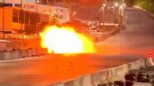 L'auto da corsa si schianta e prende fuoco: il pilota si salva miracolosamente