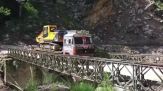 Il camion con l'escavatore attraversa il ponte: all'improvviso il disastro