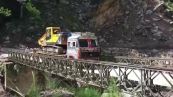 Il camion con l'escavatore attraversa il ponte: all'improvviso il disastro